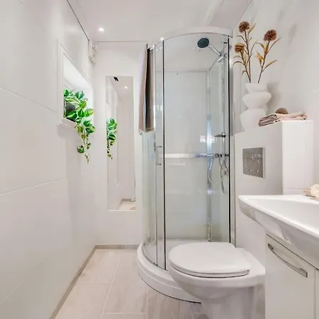 Central With Balcony, Self-check In & Private Entrance شقة برغن