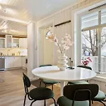 Central With Balcony, Self-check In & Private Entrance *