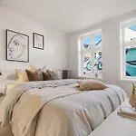Central With Balcony, Self-check In & Private Entrance ברגן