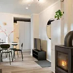 Central With Balcony, Self-check In & Private Entrance דירה