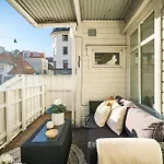 Central With Balcony, Self-check In & Private Entrance דירה