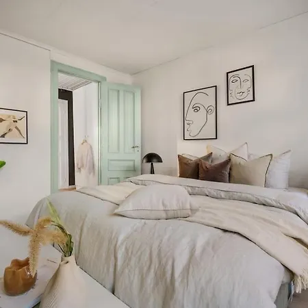 Apartment Central With Balcony, Self-check In & Private Entrance