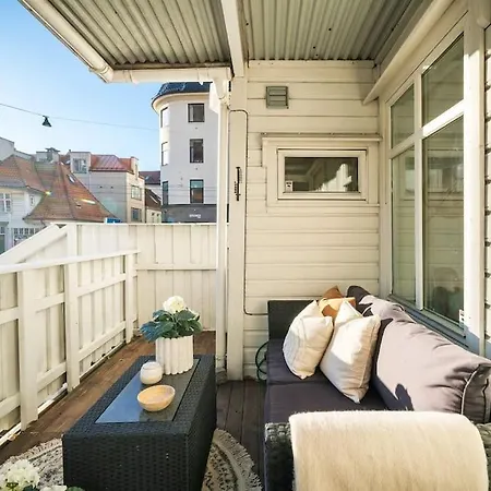Central With Balcony, Self-check In & Private Entrance Apartment