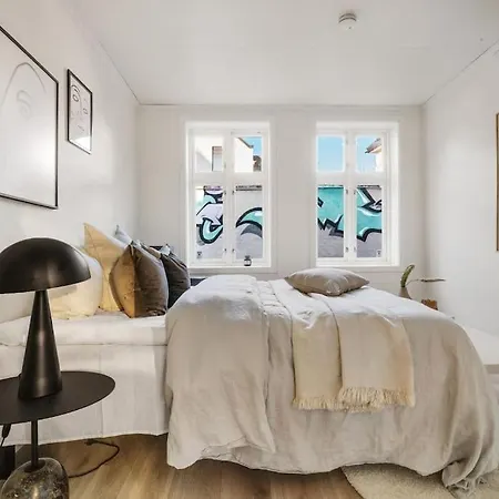 Central With Balcony, Self-check In & Private Entrance Apartment