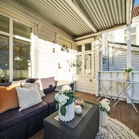 Central With Balcony, Self-check In & Private Entrance דירה