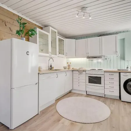 Central With Balcony, Self-check In & Private Entrance Apartment