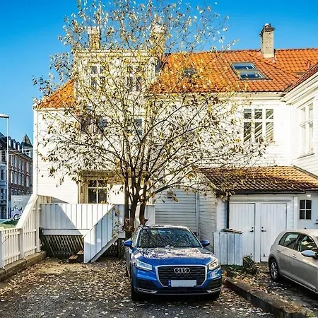 Central With Balcony, Self-check In & Private Entrance Apartman *