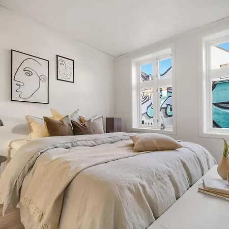 Central With Balcony, Self-check In & Private Entrance Bergen