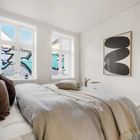 Central With Balcony, Self-check In & Private Entrance *