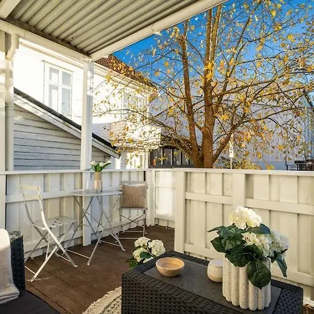 Central With Balcony, Self-check In & Private Entrance Apartman *